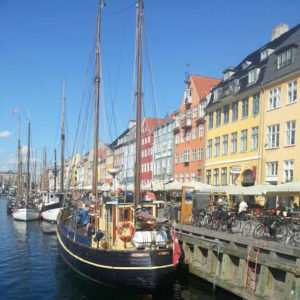 Segelschiff in Kanal in Kopenhagen