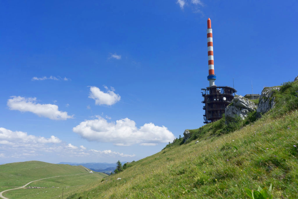 Handyantenne auf Berg, Aussicht, blauer Himmel / Wandern in der Schweiz / Kurztrip Schweiz