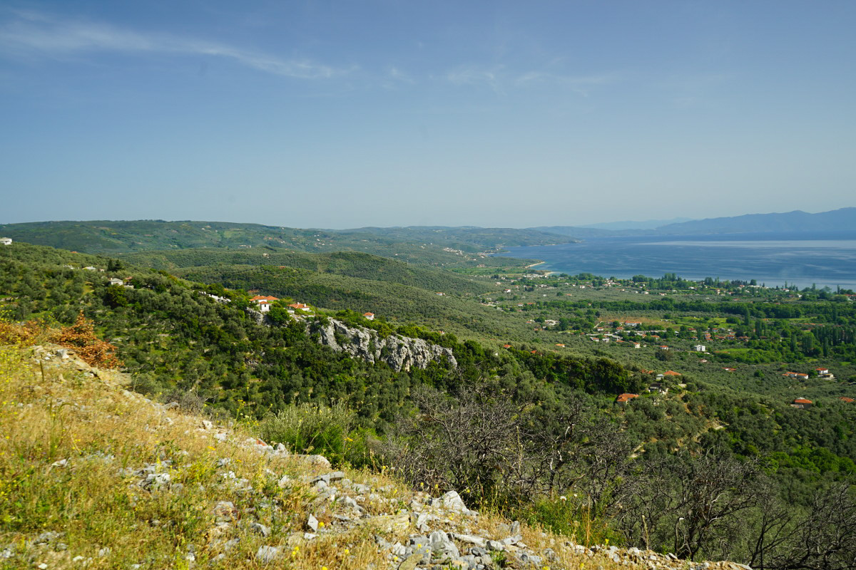 Aussicht über grüne Hügel, Küstenort und Meer, Schienenwanderung, Pelion, Pilion, Griechenland