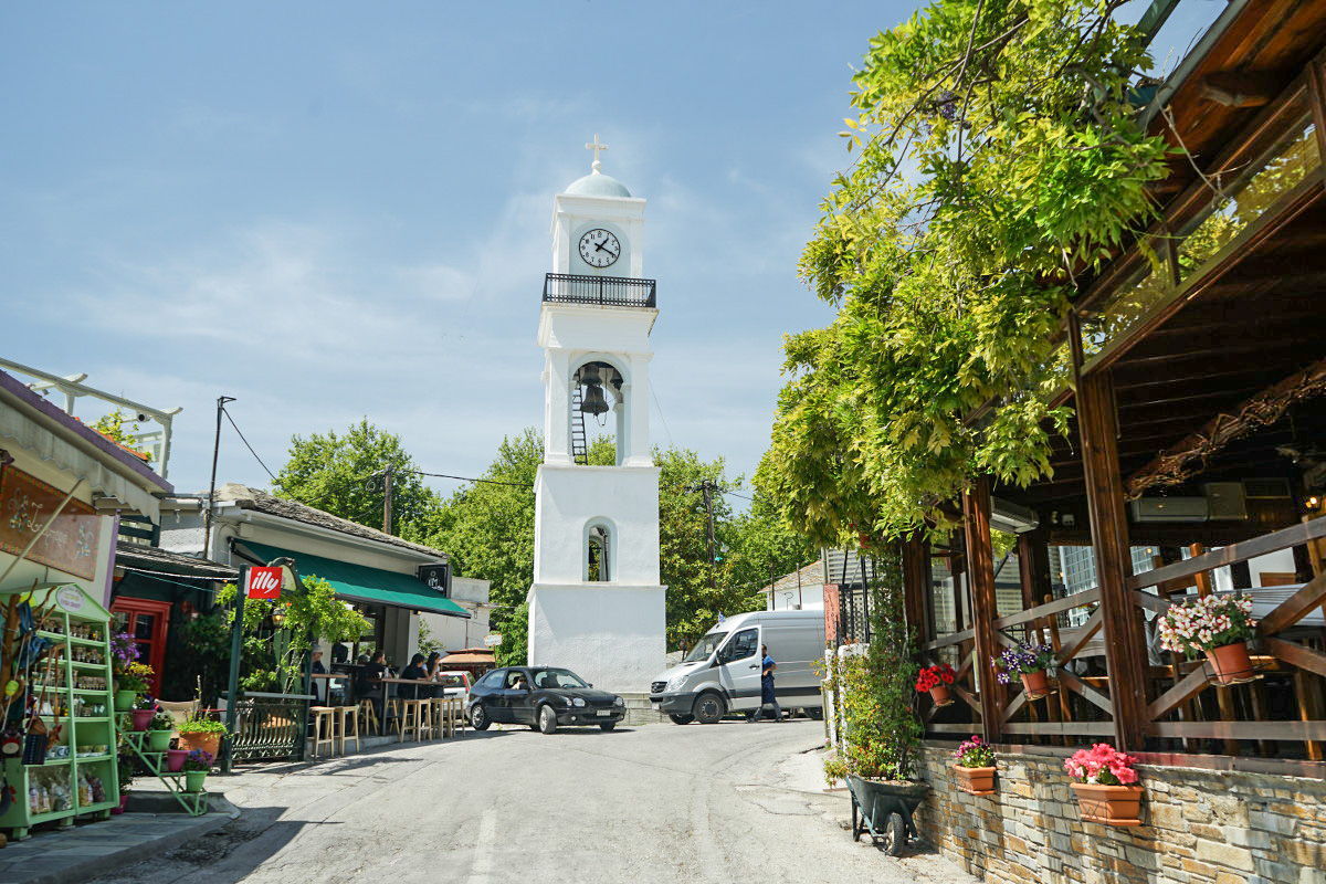 Weisser Kirchturm, Restaurants an der Strasse, Schienenwanderung, Pelion, Pilion, Griechenland