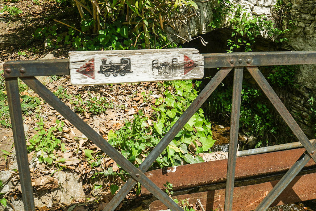 Schild mit Zug bzw. Tisch, Schienenwanderung, Pelion, Pilion, Griechenland