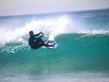 Julian kitet über Welle - Kitesurfen in Tarifa