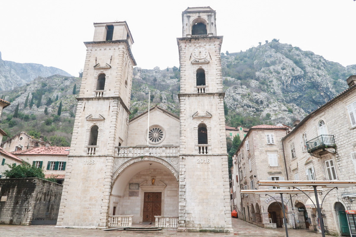 Kathedrale mit zwei Türmen, Hintergrund Berge. Kotor, Montenegro