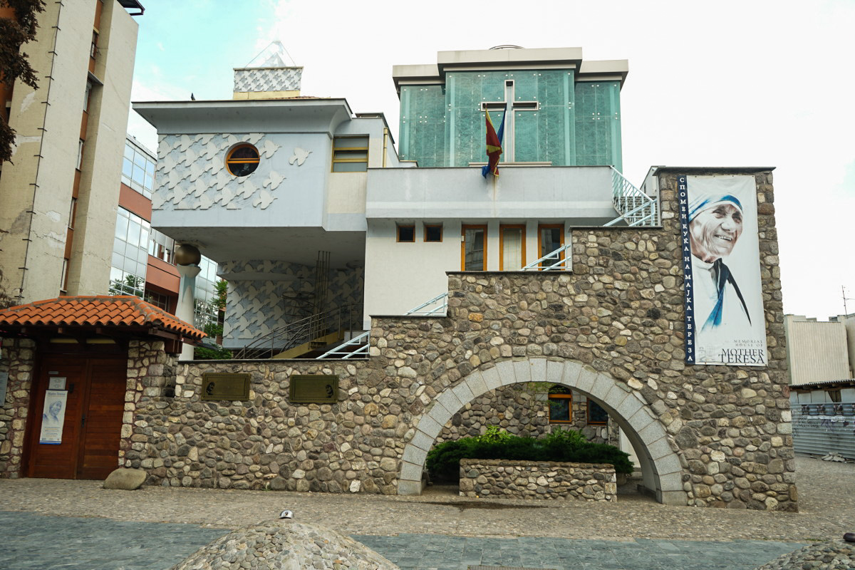 Frontansich Museum Mutter Teresa - Sehenswürdigkeiten Skopje