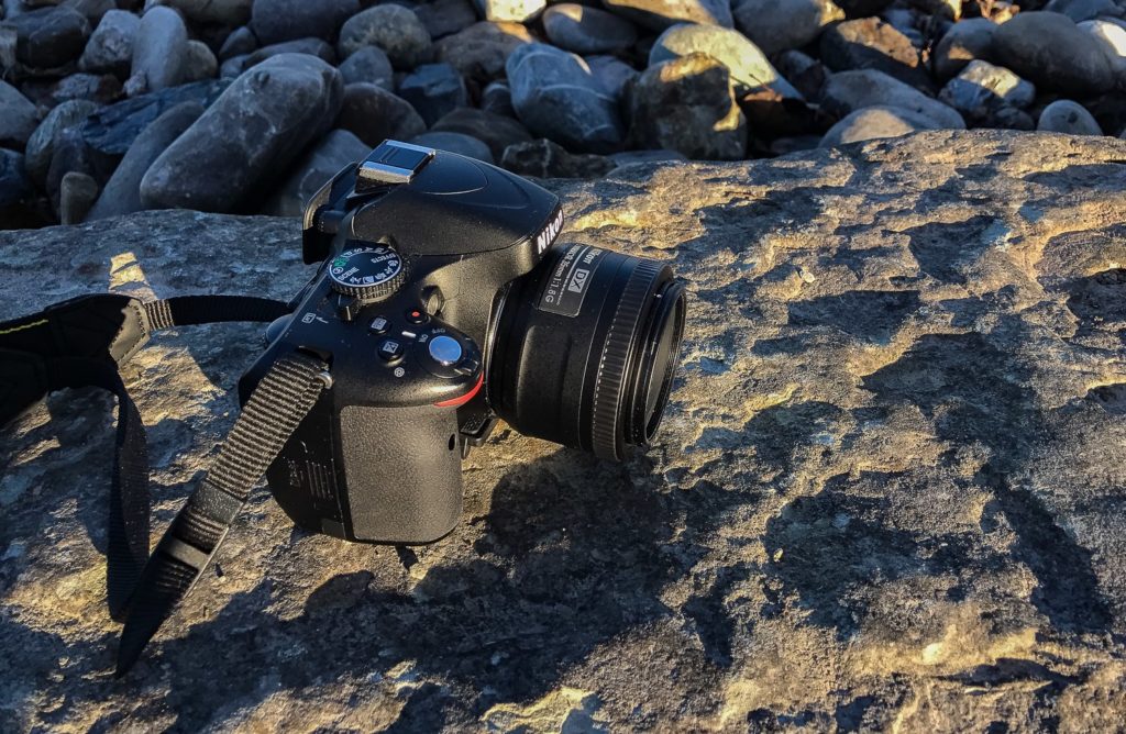 Kamera seitlich fotografiert mit Blick auf Objektiv