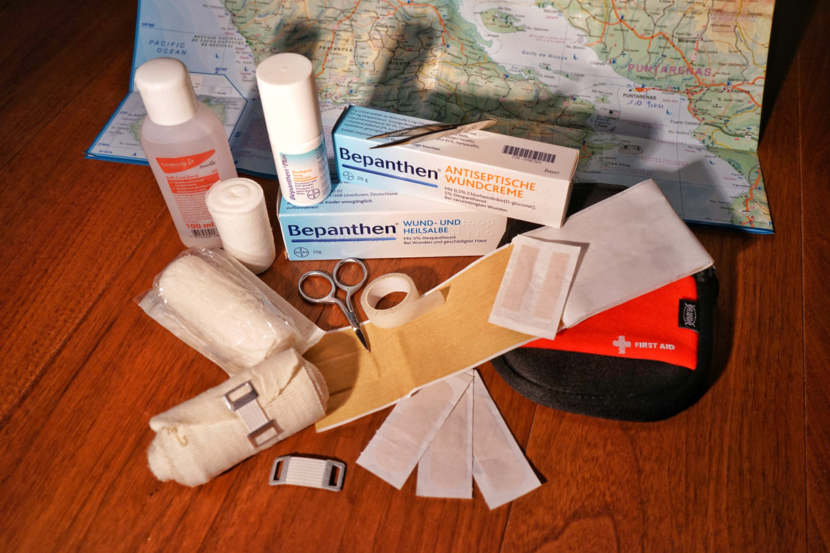 Verbandmaterial, Salben, Desinfektion - Reiseapotheke