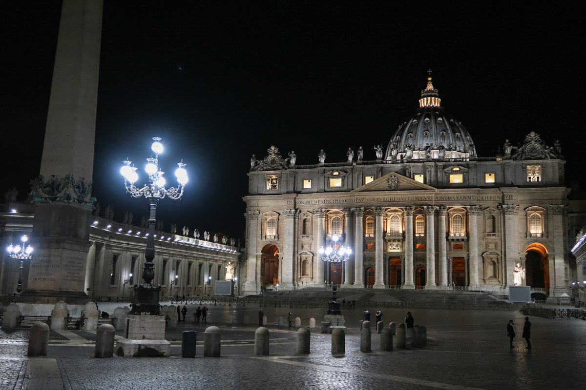 Beleuchteter Dom mit fast leerem Platz davor - Sehenswürdigkeiten Vatikan
