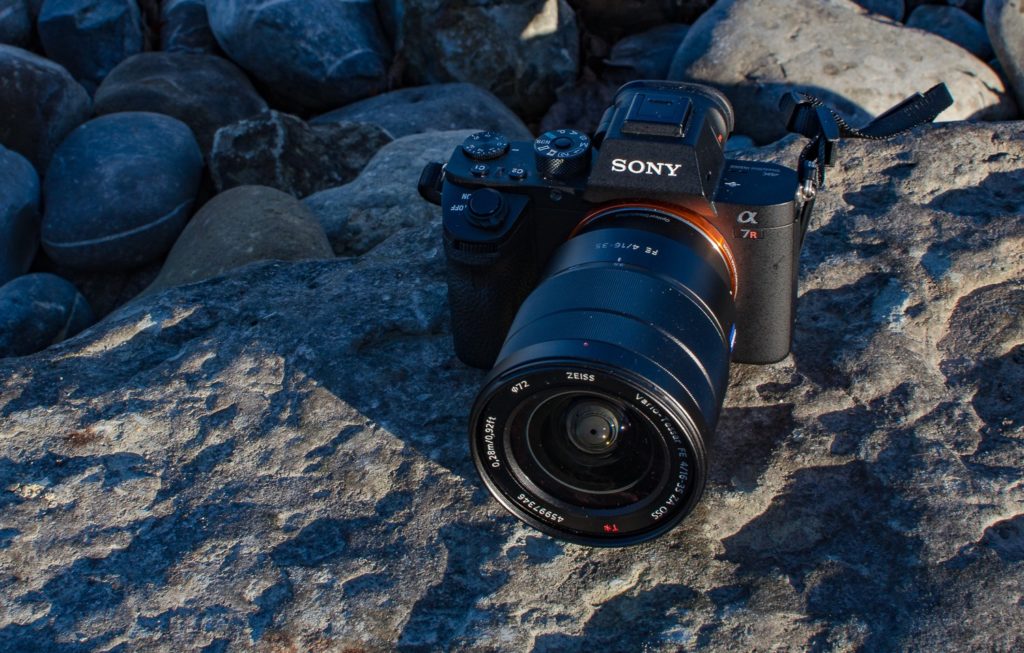 Kamera Sony Alpha 7RII auf Steinen