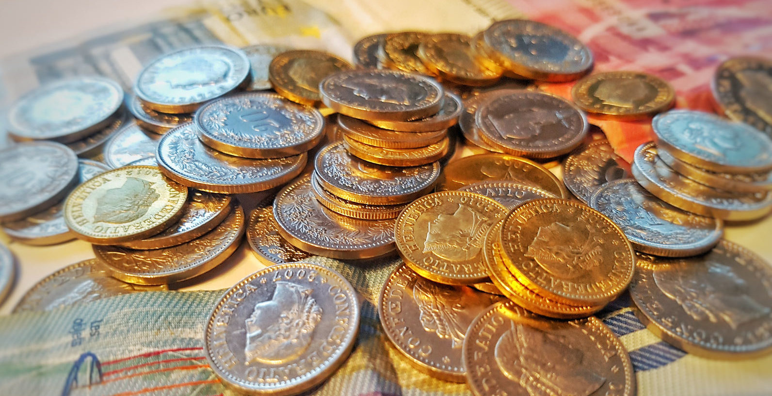 Münzen und Noten - Sparen zum Reisen