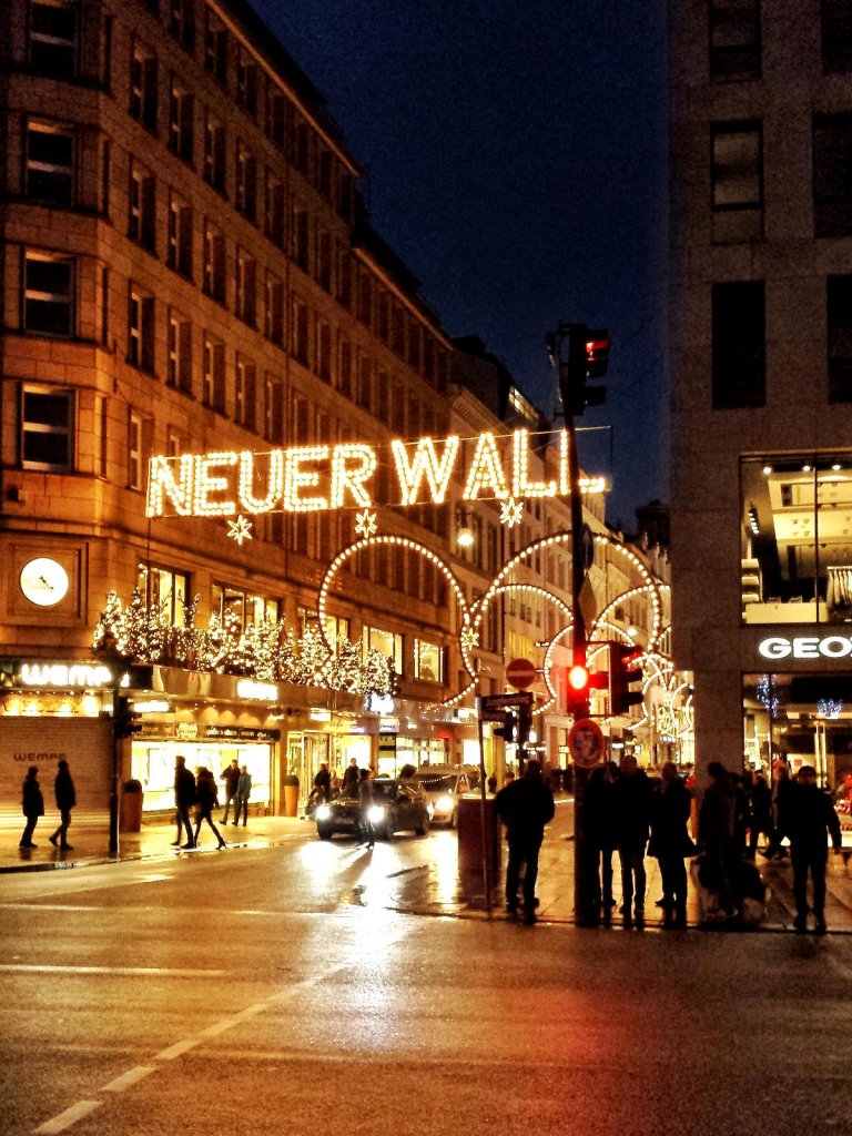 Neuer Wall in Leuchtschrift über Strasse - Weihnachten in Hamburg