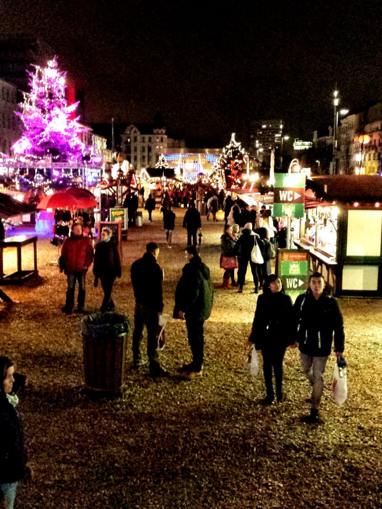 Schnitzelplatz mit Buden und pink beleuchtetem Weihnachtsbaum - Weihnachten in Hamburg