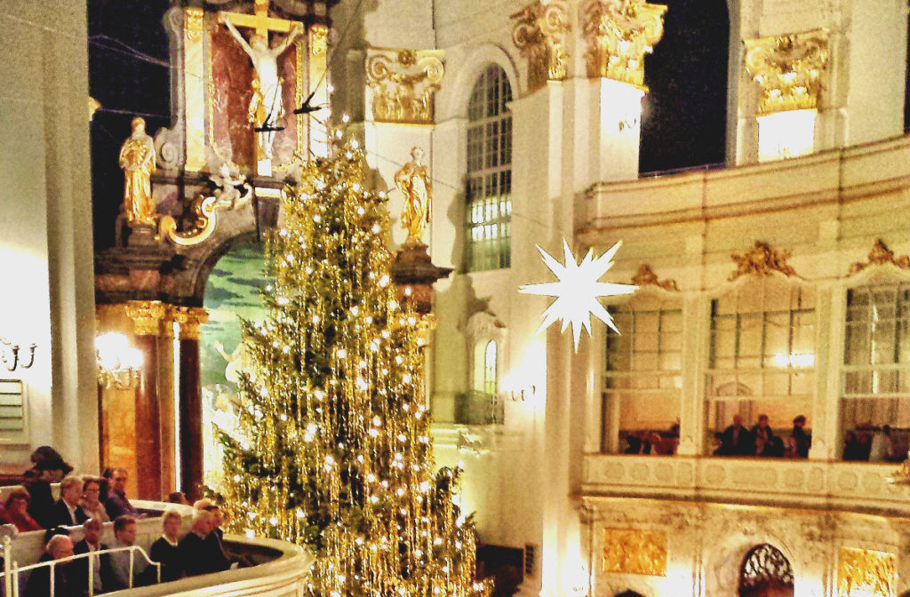 hohe Kirche, riesige geschmückte Tanne - Weihnachten in Hamburg