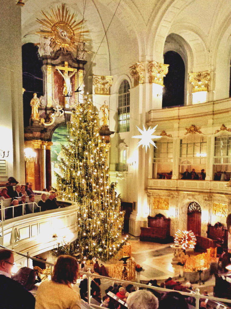 hohe Kirche, riesige geschmückte Tanne - Weihnachten in Hamburg