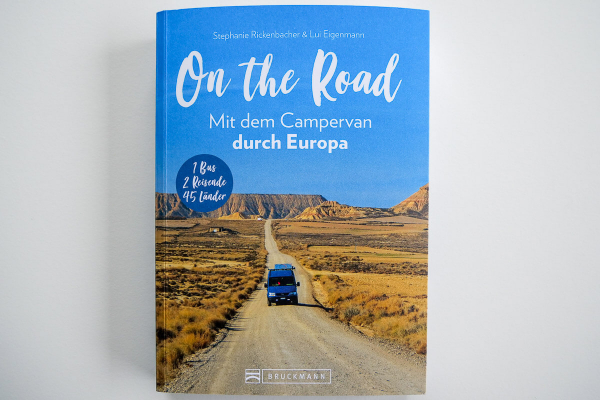 On the Road - mit dem Campervan durch Europa - Buchcover Bus auf endloser Strasse durch Bardenas Reales Halbwüste