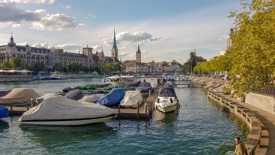 Blick über Boote auf der Limmat in die Altstadt von Zürich