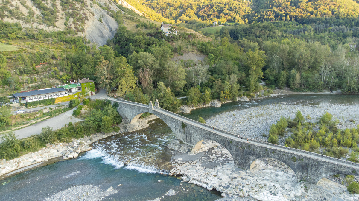 Bobbio Brücke Trebia Fluss Camper Reise Italien