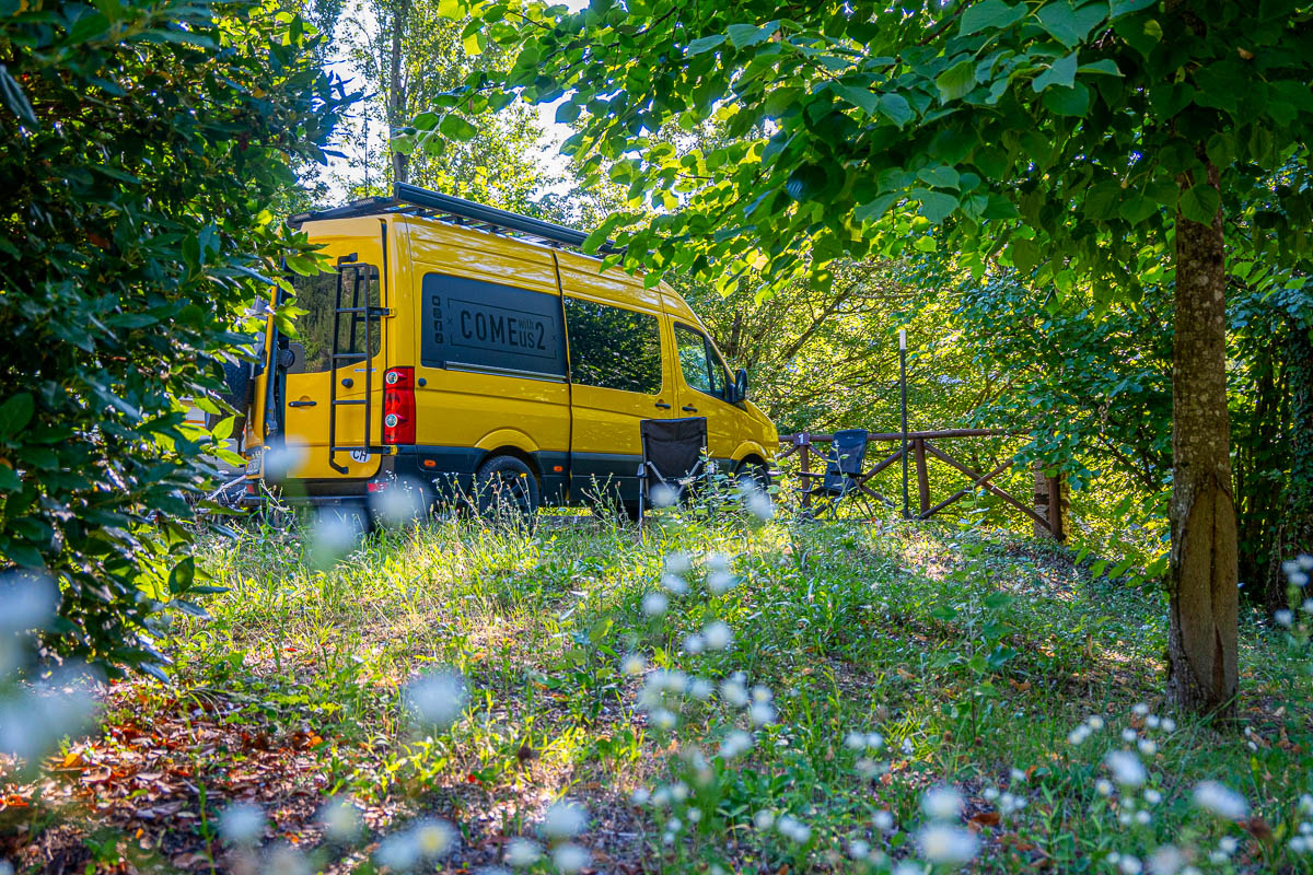 Romagna Camping- Stellplatz Ridracoli Campervan mit Büschen